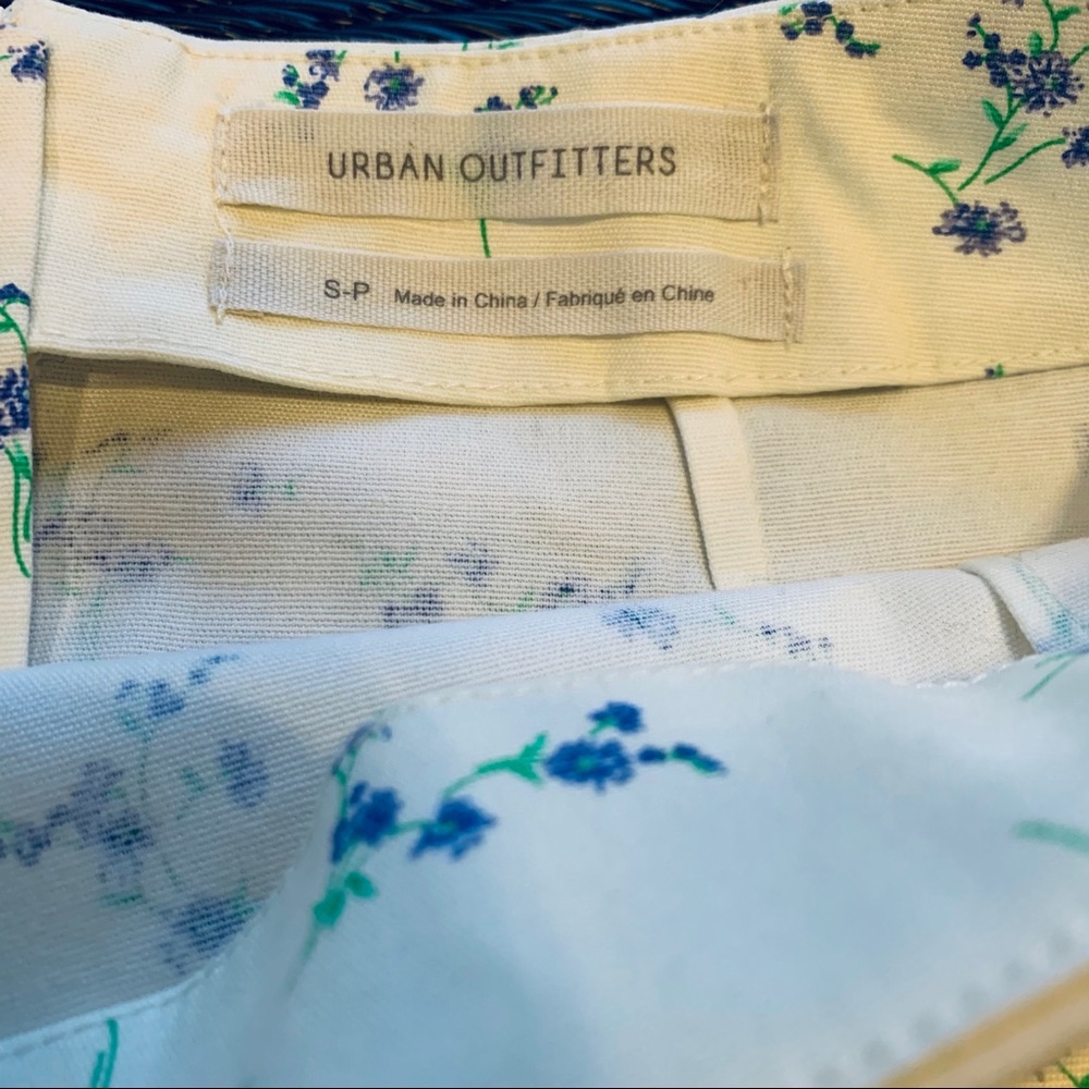 Urban Outfitters • Retro Floral Mini Skirt - Picture 10 of 11